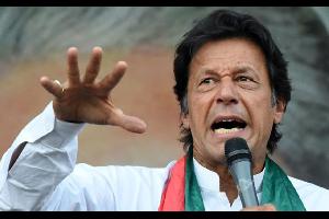 أدّى عمران خان اليمين الدستورية اليوم السبت، رئيساً لوزراء باكستان، بعد فوز حزبه في الإنتخابات العامة، التى جرت في الخامس والعشرين من تموز الماضي