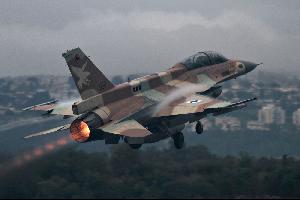 أعلن الجيش اللبناني في بيان اليوم السبت، أن أربع طائرات حربية إسرائيلية اخترقت الأجواء اللبنانية ونفذت طيراناً دائرياً فوق مناطق الجنوب وصولاً إلى الم