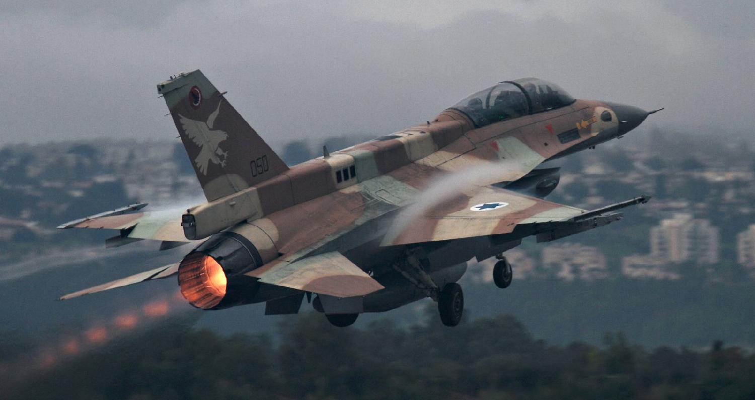 أعلن الجيش اللبناني في بيان اليوم السبت، أن أربع طائرات حربية إسرائيلية اخترقت الأجواء اللبنانية ونفذت طيراناً دائرياً فوق مناطق الجنوب وصولاً إلى الم