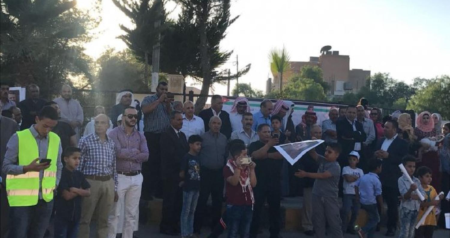 نظم أهالي بلدة ماحص بمحافظة البلقاء السبت،  وقفة تضامنية مع أسر شهداء الوطن والأجهزة الأمنية.