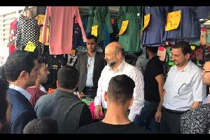 تفقد رئيس الوزراء الدكتور عمر الرزاز، اليوم السبت، أسواق محافظة الزرقاء خلال زيارة مفاجئة للاطلاع على واقع الأسواق والحركة التجارية قبيل العيد.