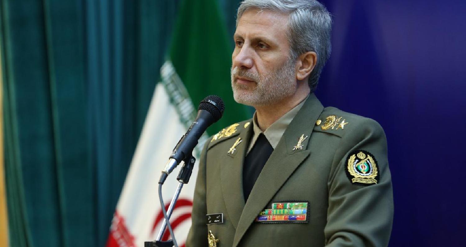 قال وزير الدفاع الإيراني أمير حاتمي إن طهران ستكشف النقاب عن طائرة مقاتلة جديدة الأسبوع المقبل وإن تطوير القدرات الصاروخية سيظل في مقدمة أولويات إيران