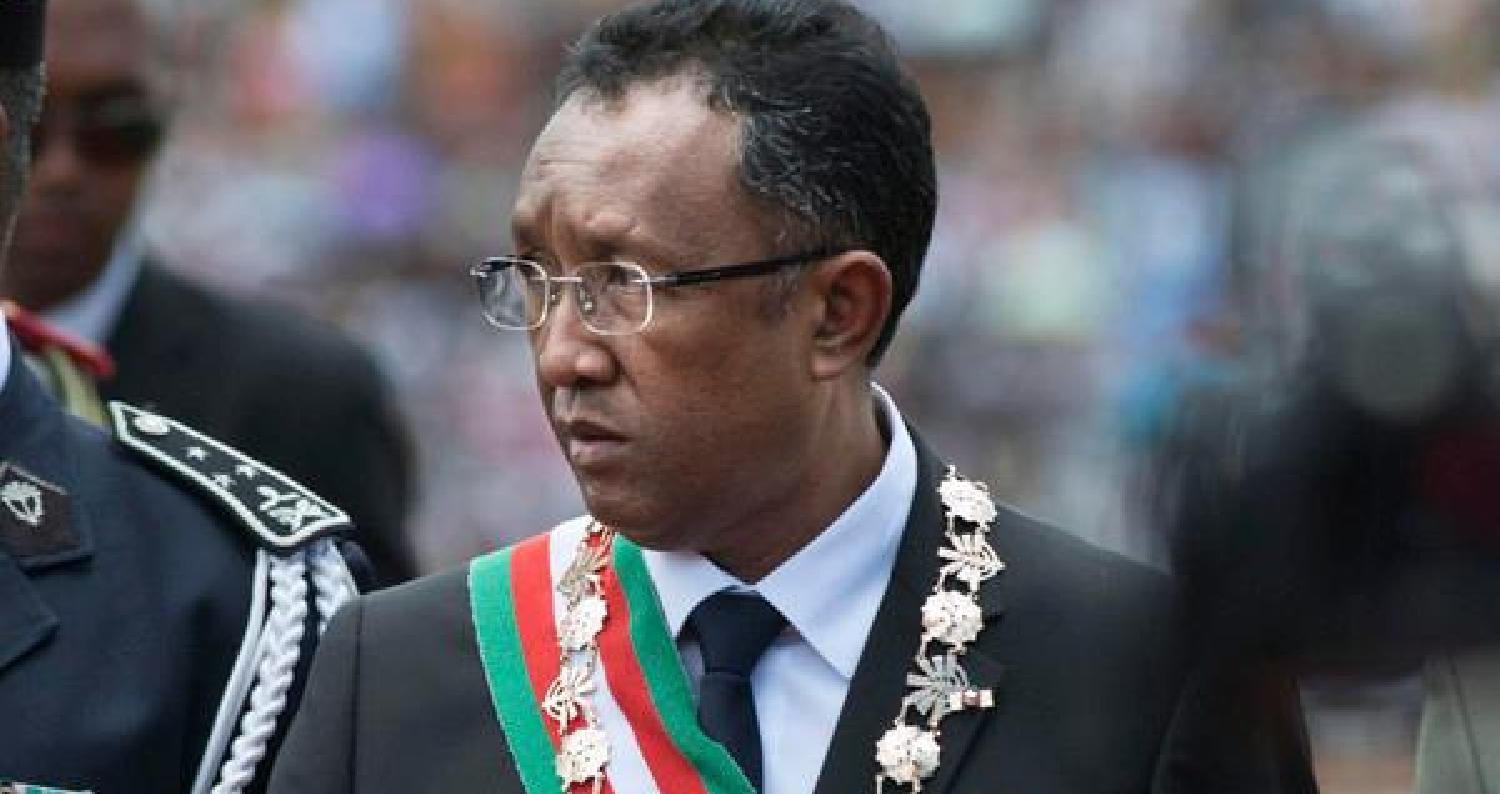 يخوض رئيس مدغشقر هيري راجاوناريمامبيانيا ومنافسه السياسي مارك رافالومانانا انتخابات الرئاسة المقرر إجراؤها في البلاد في السابع من نوفمبر تشرين الثاني
