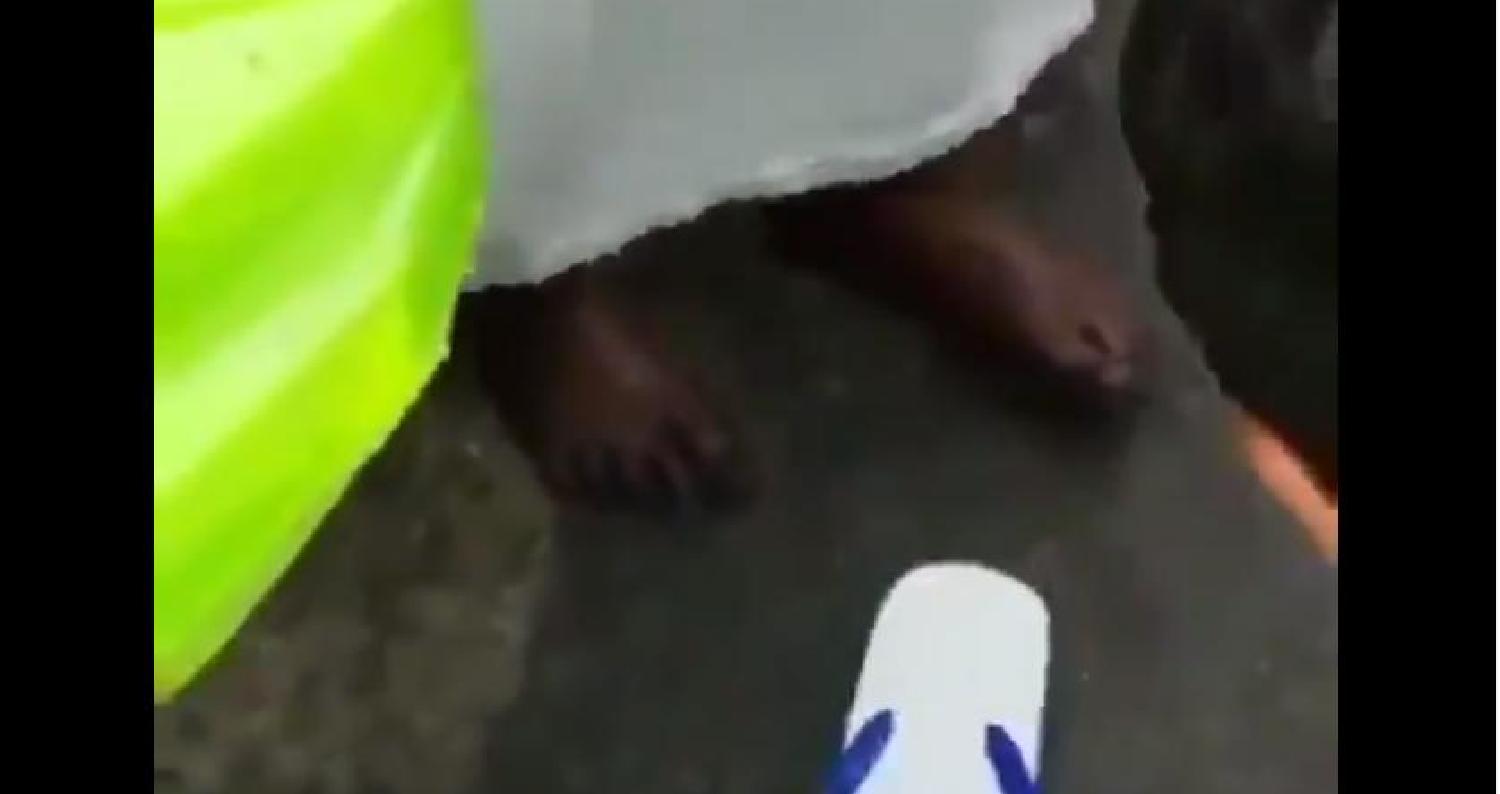 تناقلت وسائل التواصل الاجتماعي مقطع فيديو لشابين سعوديين يقومان بتوزيع "الأحذية" على الحجاج، معتبرين ذلك صدقة في سبيل الله.