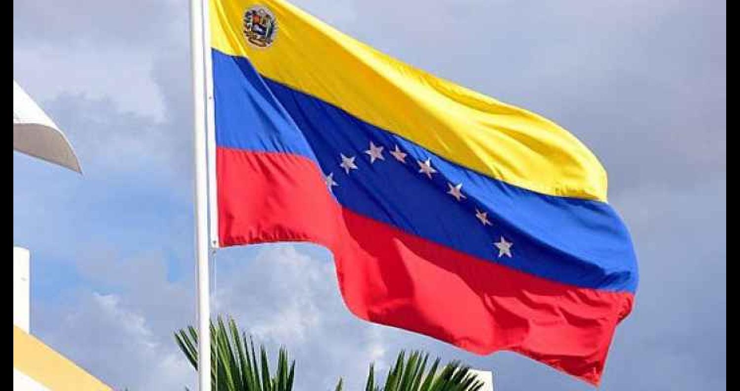 تطرح فنزويلا الاثنين أوراقا نقدية جديدة لعملتها شطبت منها خمسة أصفار، في خطوة تشكل مرحلة أولى من خطة إنعاش أطلقها الرئيس نيكولاس مادورو في محاولة لمعا