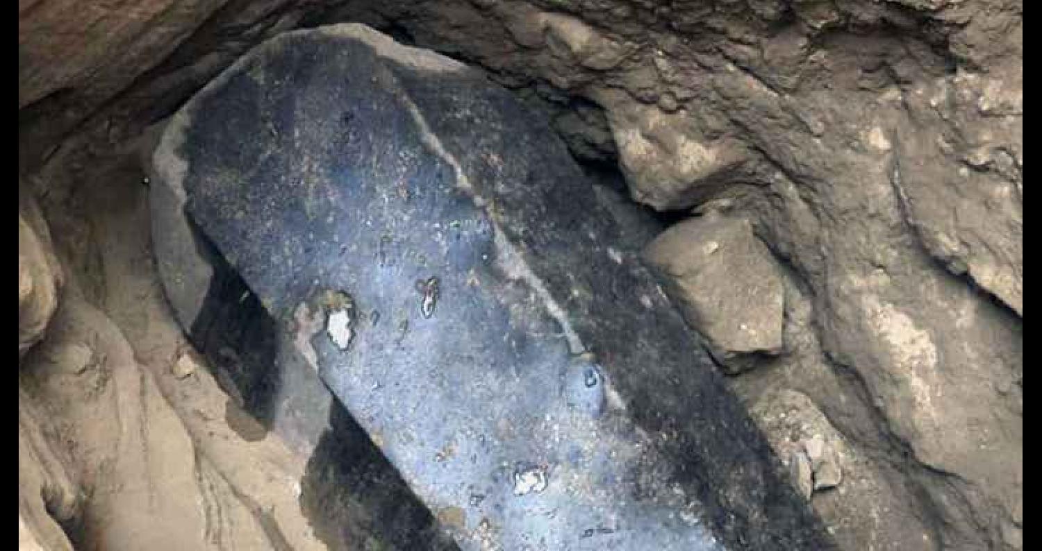 عُثر على تابوت أثري مصنوع من الجرانيت الأسود ويعود إلى العصر البطلمي، خلال عمليات الحفر أسفل عقار في منطقة سيدي جابر في محافظة الإسكندرية المصرية.