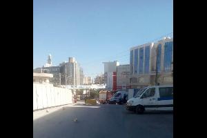أصيب شخصين، عصر الاثنين، اثر انهيار جزئي بأحد الشوارع في منطقة خلدا بالعاصمة عمان.