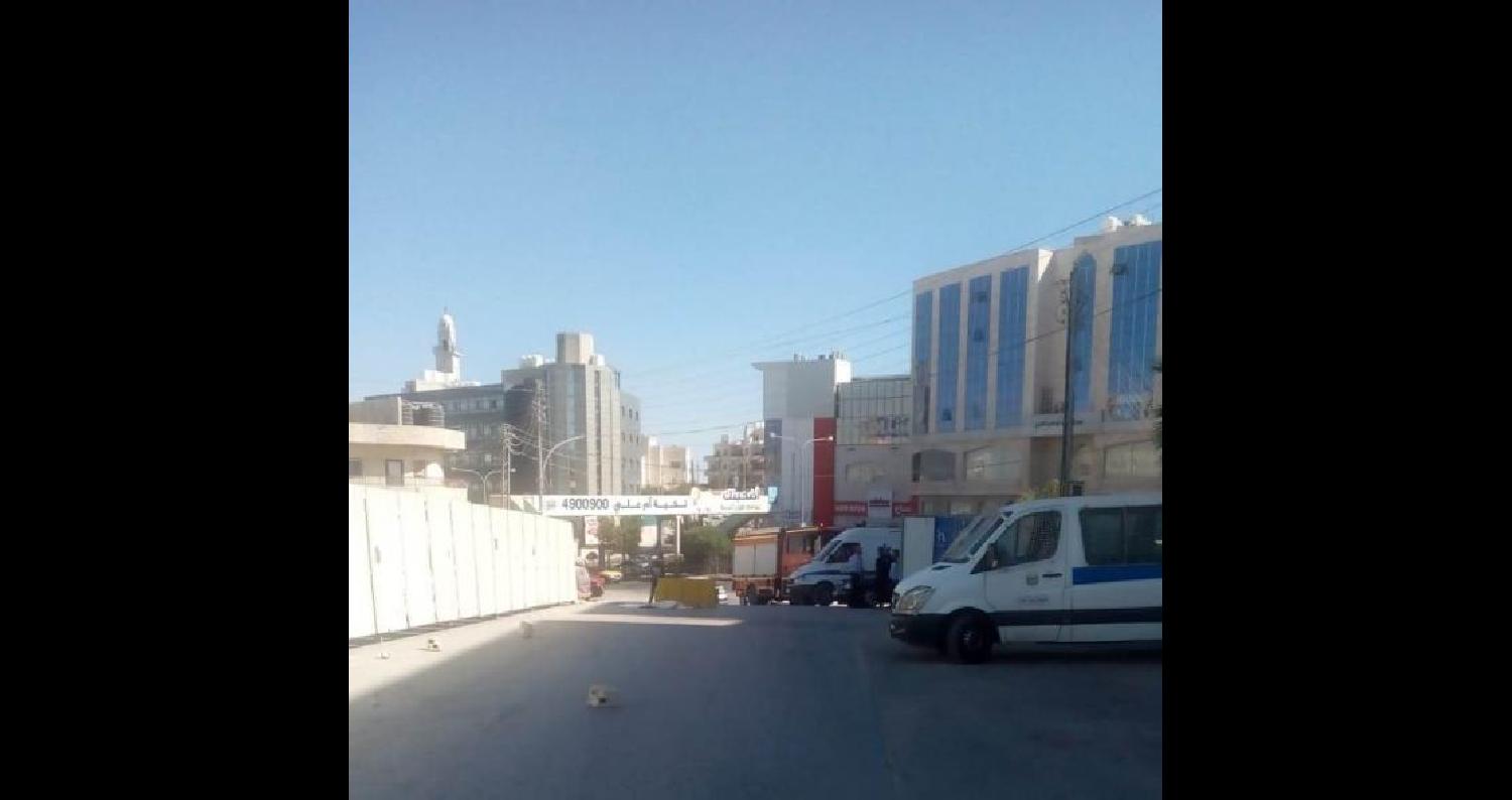 أصيب شخصين، عصر الاثنين، اثر انهيار جزئي بأحد الشوارع في منطقة خلدا بالعاصمة عمان.