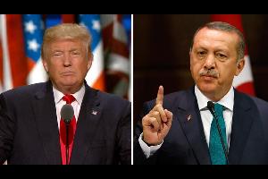 أكد الرئيس الأمريكي دونالد ترامب أنه لن يتراجع عن موقفه على صعيد الضرائب التي فرضت أخيرا ضمن الحرب الاقتصادية على تركيا بسبب ملف رجل الدين الأمريكي ال