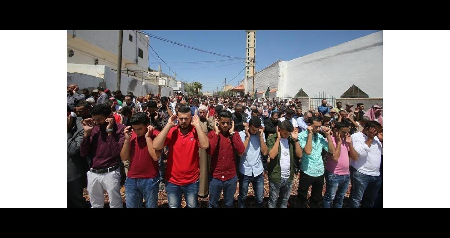 شارك آلاف المواطنين بتشييع جثمان الشهيد أحمد إدريس الزعبي في بلدة الذنيبة في مدينة الرمثا بعد صلاة ظهر الثلاثاء، وفق مراسل المملكة.