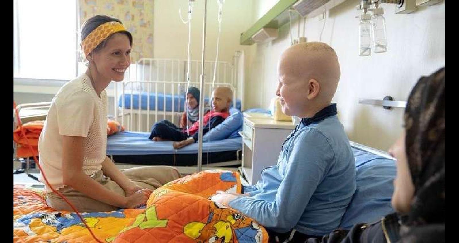 زارت أسماء الأسد عقيلة الرئيس السوري بشار الأسد، في أول أيام عيد الأضحى المبارك أطفال "جمعية بسمة" التي تُعنى بالأطفال المصابين بالسرطان