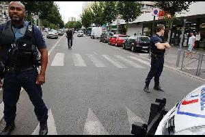سما الأردن| قتل شخص وأصيب اثنين آخرين في هجوم بسكين بمدينة تراب غربي العاصمة الفرنسية باريس.