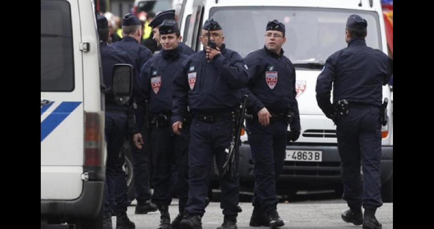 سما الأردن| تبنى تنظيم داعش، الخميس، عبر وكالة أعماق التابعة له الهجوم بالسكين في مدينة تراب قرب باريس والذي أسفر عن مقتل شخصين وإصابة آخر بجروح خطرة.