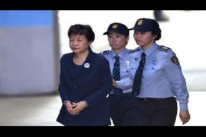 سجن الرئيسة السابقة باك جون هاي لمدة 25 عاماً اليوم الجمعة في قضية ناجمة عن فضيحة فساد أطاحت بها من السلطة أوائل 2017.