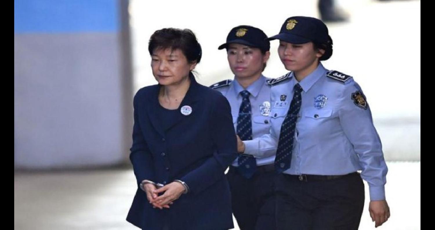 سجن الرئيسة السابقة باك جون هاي لمدة 25 عاماً اليوم الجمعة في قضية ناجمة عن فضيحة فساد أطاحت بها من السلطة أوائل 2017.