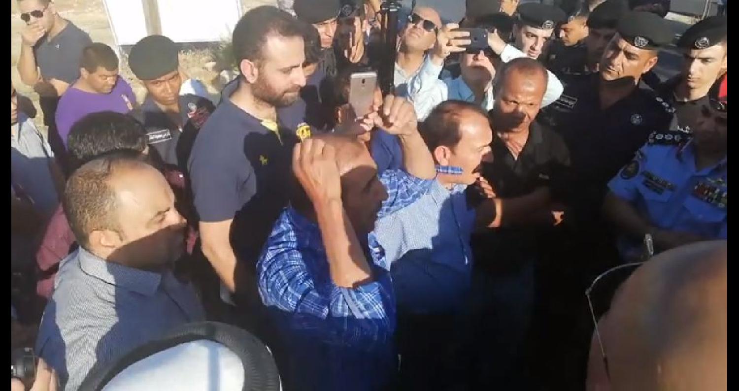 سما الأردن| شارك العشرات عصر اليوم السبت، في اعتصام قرب اشارة النسر في منطقة دابوق في العاصمة عمان، على الرغم من منع محافظ العاصمة لھذا الاعتصام، وجاء