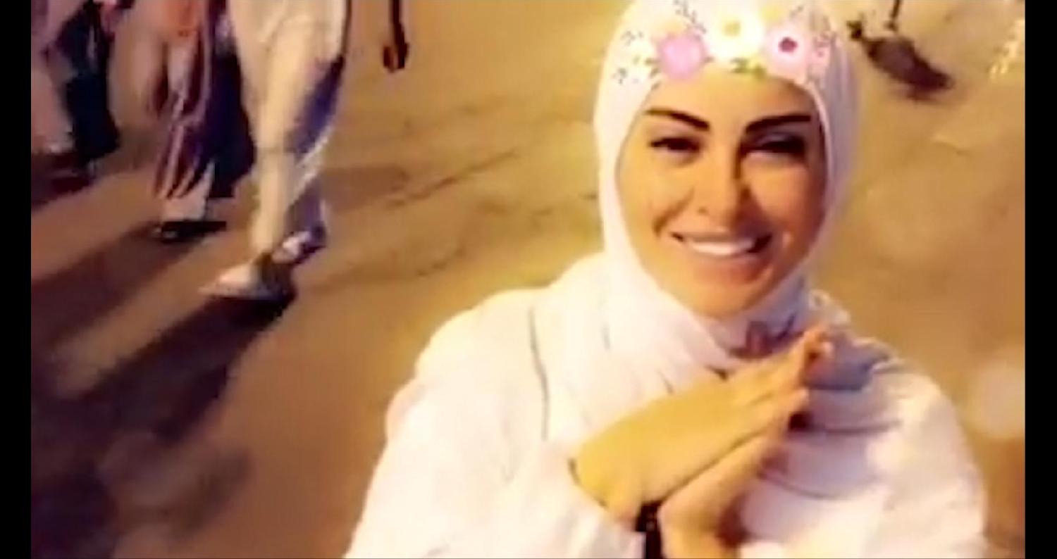 سما الأردن | تسبب فيديو للفنانة جومانا مراد أثناء تأديتها مناسك الحج، نشرته عبر حسابها على انستقرام في انطلاق خبر يفيد بأنها اعتنقت الإسلام مؤخراً.