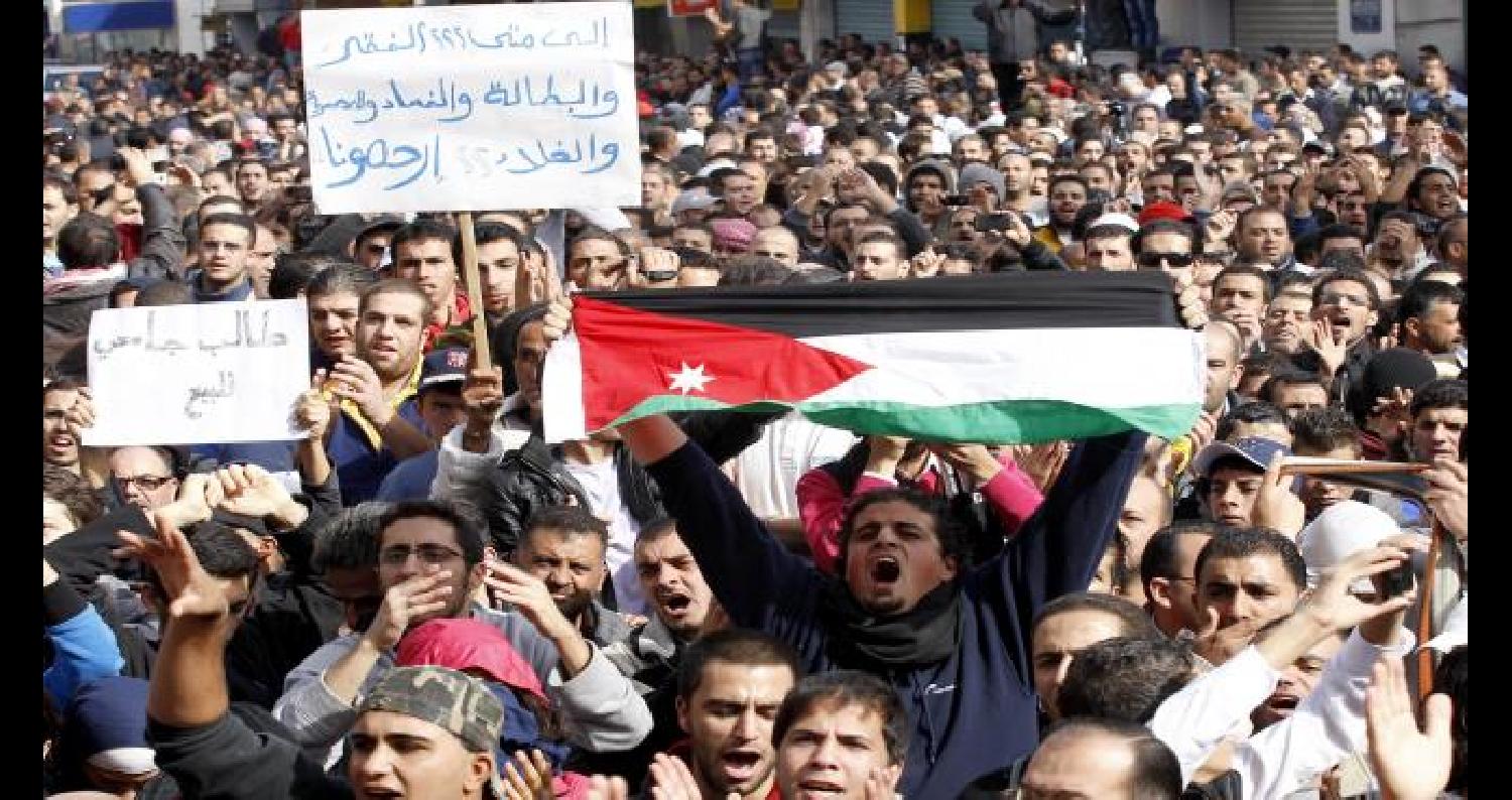 انتقد الصحافي آرون ميغيد في مجلة “فورين بوليسي”، ازدواجية تصريحات المسؤولين الأردنيين