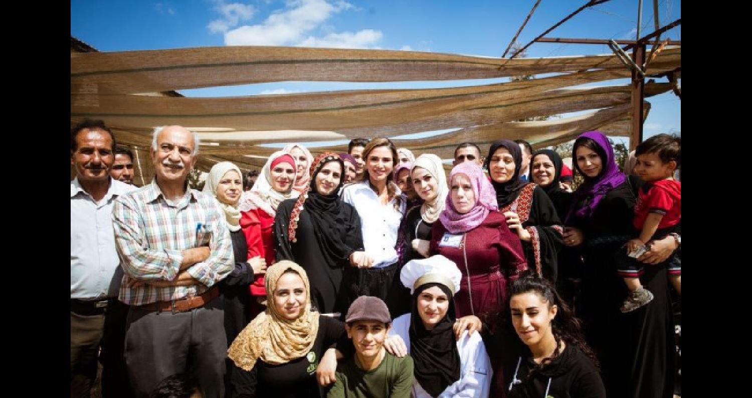 سما الأردن| التقت جلالة الملكة رانيا العبدالله الأحد، مع مجموعة من السيدات الناشطات في محافظة عجلون وذلك خلال زيارة الى مقهى سماقة في مركز زوار قلعة ع