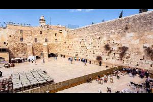 صحيفة "هارتس" العبرية أن بلدية الاحتلال في القدس وضعت خطة لتوسعة حائط البراق، بحسب ما نقلت وسائل إعلام فلسطينية