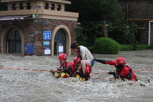 قالت صحيفة "تشاينا ديلي" اليوم الإثنين، إن الفيضانات العارمة التي نجمت عن إعصار وعاصفة مدارية في إقليم شاندونغ بشرق الصين أدت إلى مقتل 14 شخصاً وخسائر