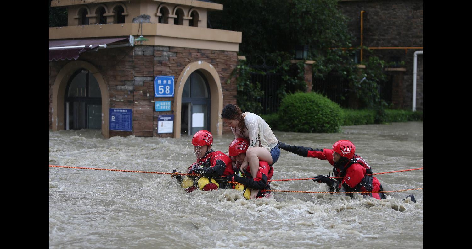 قالت صحيفة "تشاينا ديلي" اليوم الإثنين، إن الفيضانات العارمة التي نجمت عن إعصار وعاصفة مدارية في إقليم شاندونغ بشرق الصين أدت إلى مقتل 14 شخصاً وخسائر