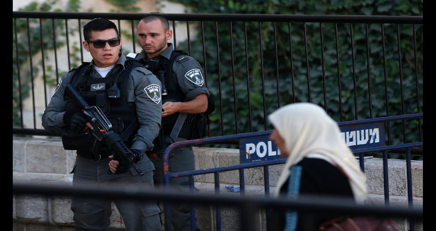 أصدرت شرطة الإحتلال الإسرائيلي، قرار إبعاد بحق مواطنة مقدسية وإبنتها عن المسجد الأقصى المبارك لمدتين متفاوتتين