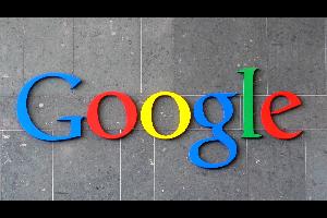 توصل تقرير حول جمع بيانات غوغل إلى أن نظام التشغيل، أندرويد، يرسل معلومات شخصية أكثر بعشر مرات، بما في ذلك بيانات الموقع، إلى عملاق التكنولوجيا مقارنة