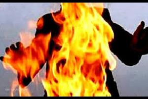 أقدم شخص يحمل الجنسية السورية، عصر الثلاثاء، على حرق نفسه أمام أحد المساجد في مدينة اربد، وفق مصدر أمني