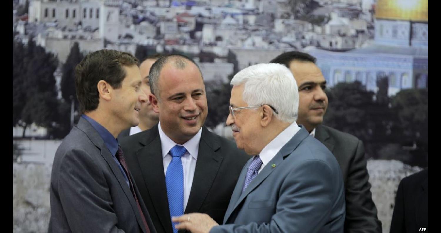 كشفت قناة (كان) العبرية أن الرئيس محمود عباس أكد خلال لقاءه وفداً أكاديمياً إسرائيلياً، اليوم الثلاثاء، في مقر المقاطعة أنه يريد دولة فلسطينية في حدود