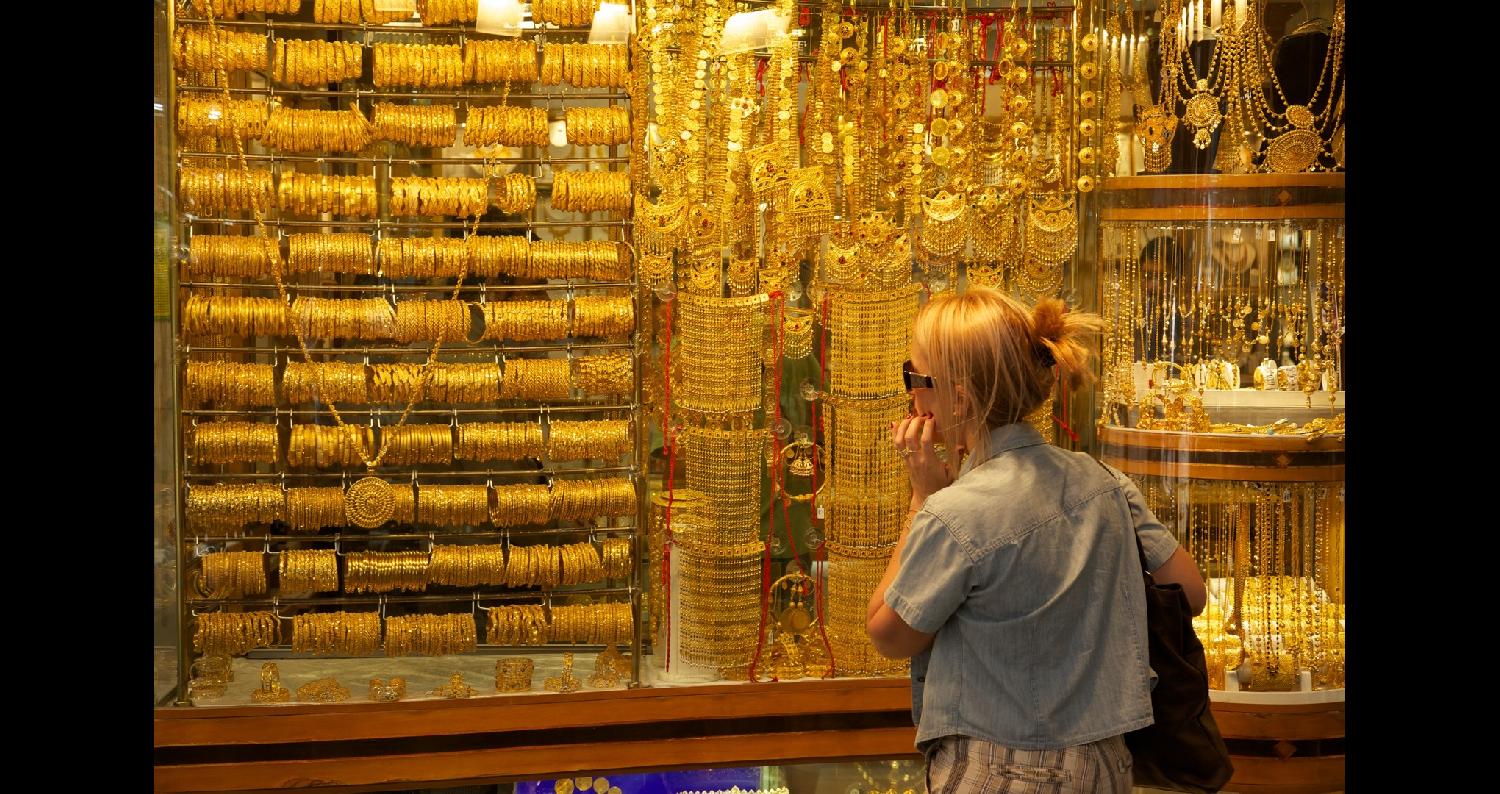 بلغ سعر بيع غرام الذهب عيار 21 الأكثر طلبا من المواطنين في السوق المحلية اليوم الاربعاء 26 دينارا وسط طلب ضعيف