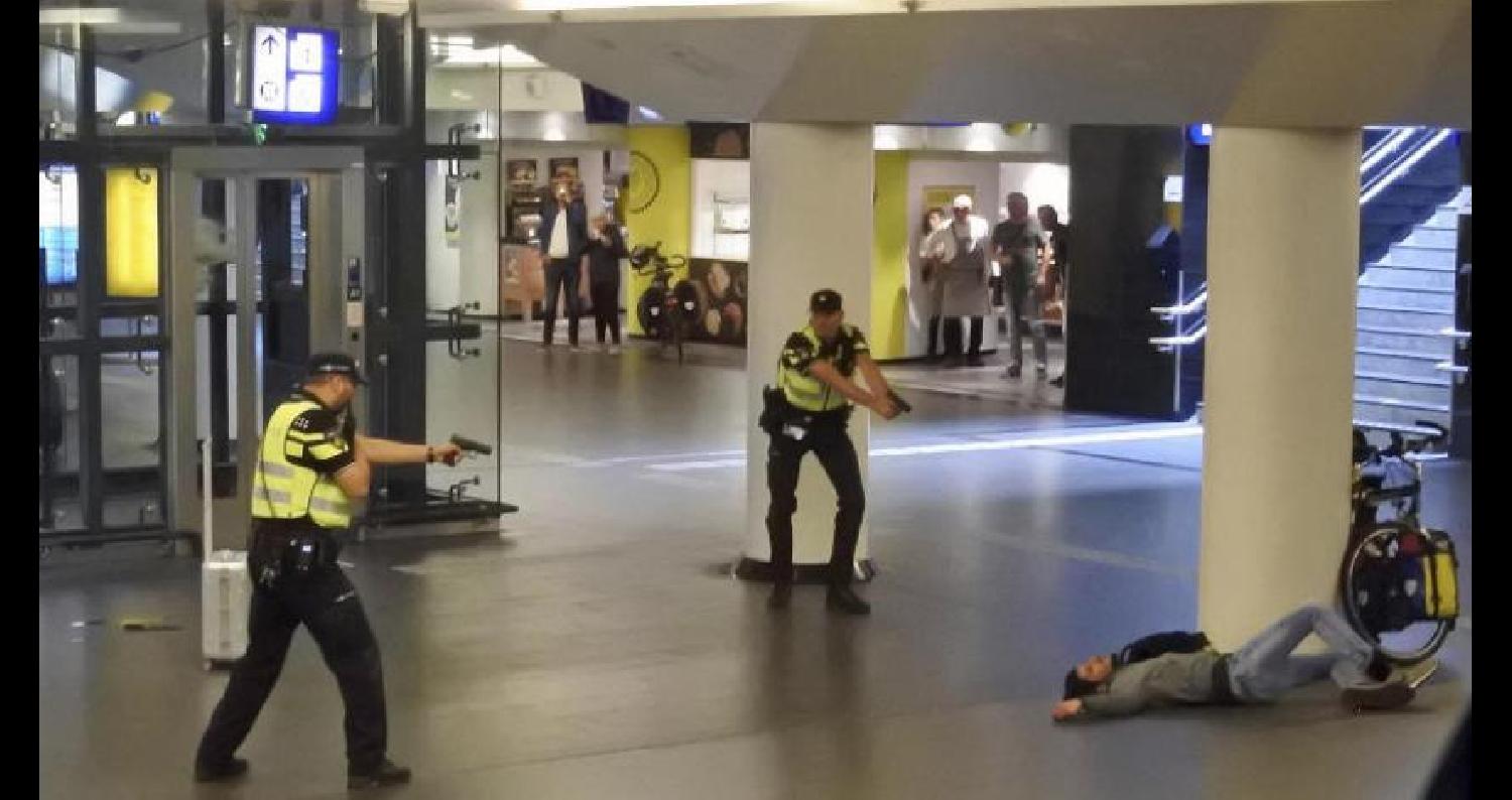 قالت الشرطة الهولندية إن رجلا طعن شخصين وألحق بهما إصابات خطيرة في محطة القطارات الرئيسية في أمستردام أمس (الجمعة)، وهو أفغاني عمره 19 عاما