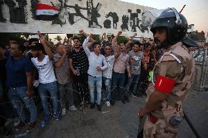 كثفت القوات العراقية اليوم السبت انتشارها قرب مبنى محافظة البصرة جنوب العراق بعد تهديدات شعبية باقتحامها