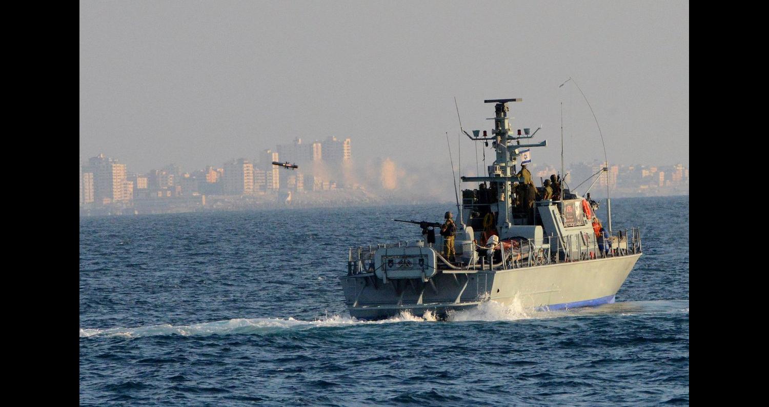 فتحت زوارق الإحتلال الإسرائيلي، صباح اليوم الأحد، نيران أسلحتها الرشاشة بإتجاه قوارب الصيادين شمال مدينة غزه