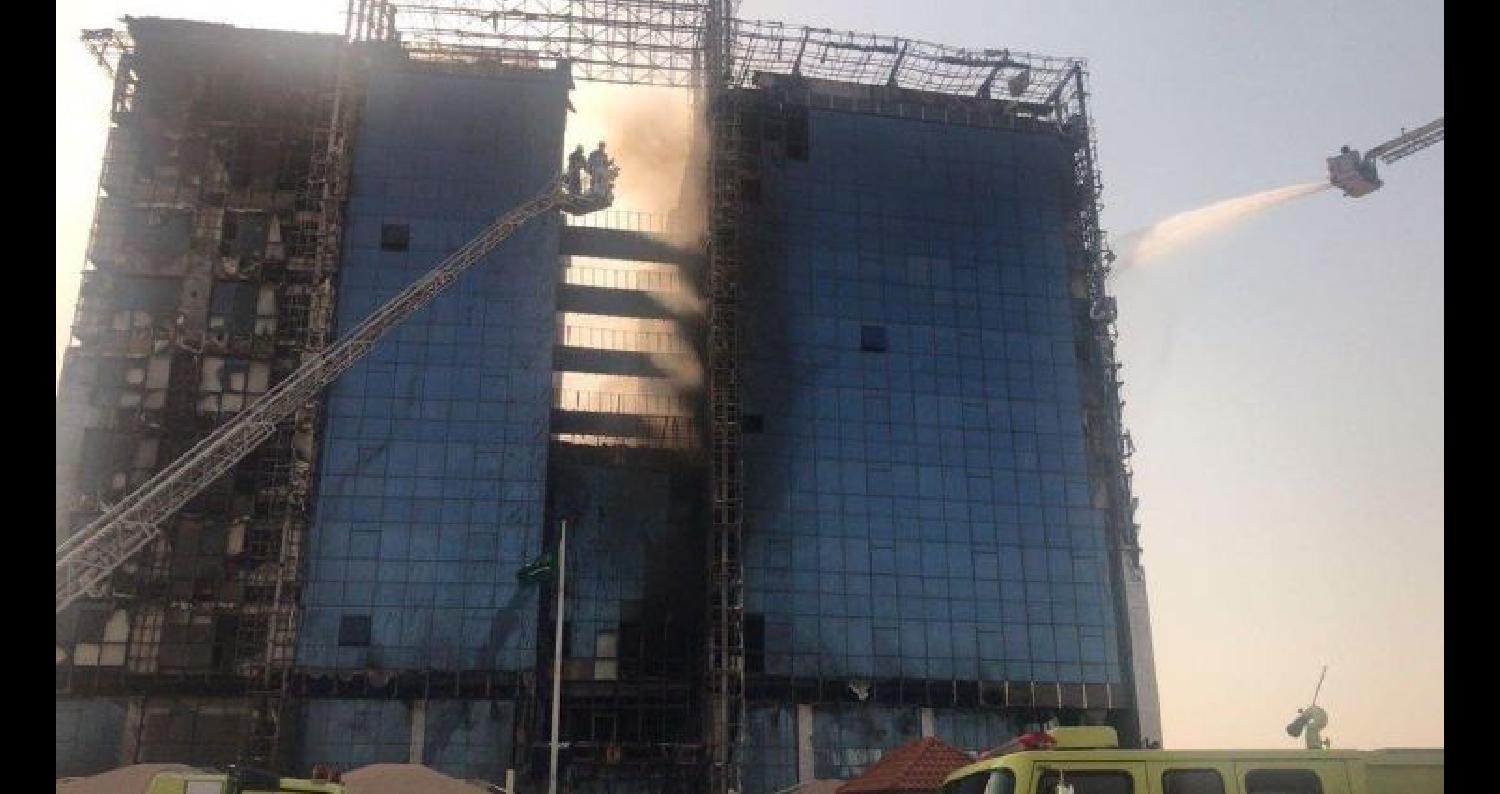 سما الأردن | شب حريق ضخم في مبنى النيابة العامة في الدمام بالسعودية يوم امس الأحد، حيث شارك أكثر من 20 فرقة إطفاء وإنقاذ ووحدات سلالم لمكافحة الحريق ا