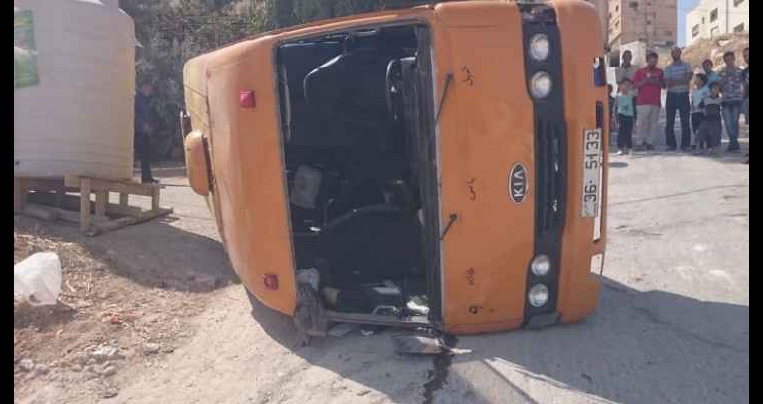 12 اصابة بتدهور حافلة مدرسة بينهم 10 طلاب في عمان