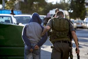 الاحتلال يعتقل 14 فلسطينيا بالضفة
