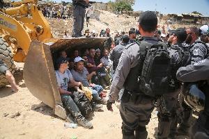 فلسطينيون يواصلون اعتصامهم لمنع الاحتلال من هدم قرية الخان الأحمر