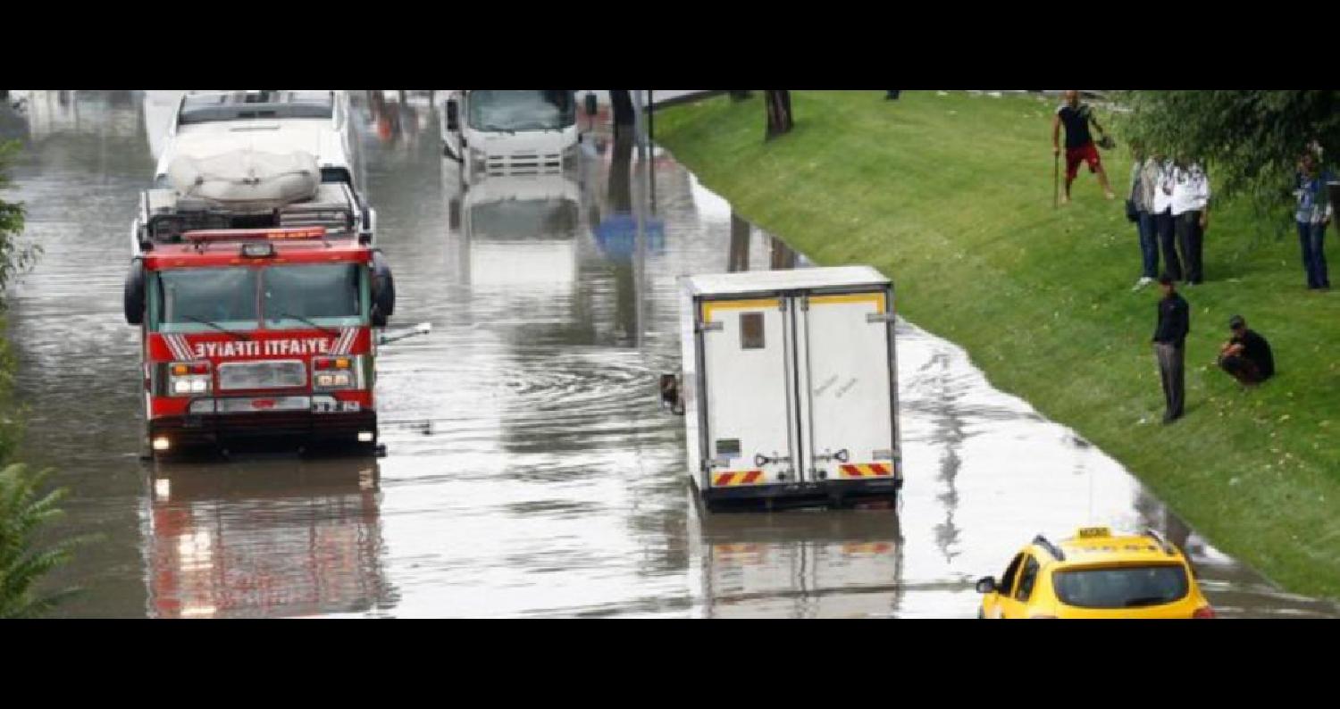 تركيا: أمطار مفاجئة تعطل سير الحياة بإسطنبول