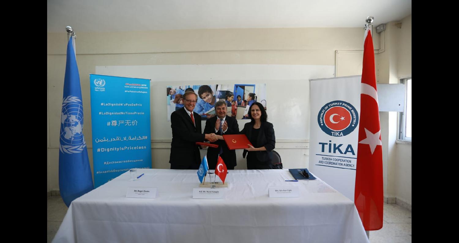 الأونروا و تيكا يوقعان اتفاقية صيانة مدرسة إناث مخيم عمان الإعدادية