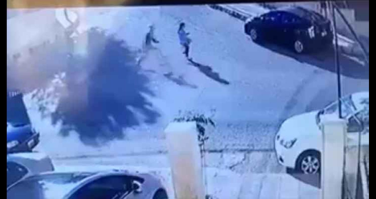 بالفيديو.. خطف حقيبة فتاة وإيذائها من قبل مجهول في عمّان