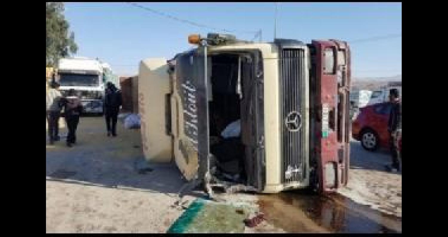 6 اصابات بحادث تدهور "تريلا" واصطدامها بعدة مركبات في البلقاء