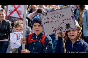 أطفال ألمان يتظاهرون ضد آبائهم في هامبورغ