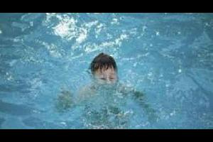 وفاة فتى غرقآ في مسبح مخالف بالزرقاء