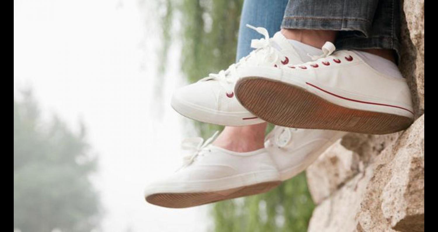 الطريقة الصحيحة لتنظيف الحذاء الرياضي الأبيض