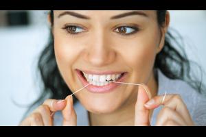 أربعة أسباب لاستخدام خيط تنظيف الأسنان كل يوم
