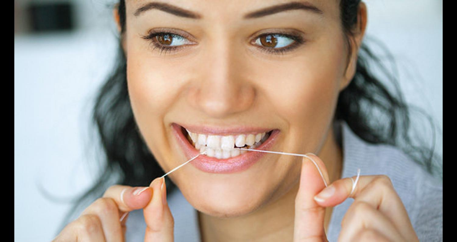 أربعة أسباب لاستخدام خيط تنظيف الأسنان كل يوم