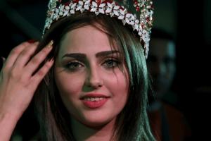 ملكة جمال العراق تتلقى رسالة.. وتستغيث باكية في بث مباشر