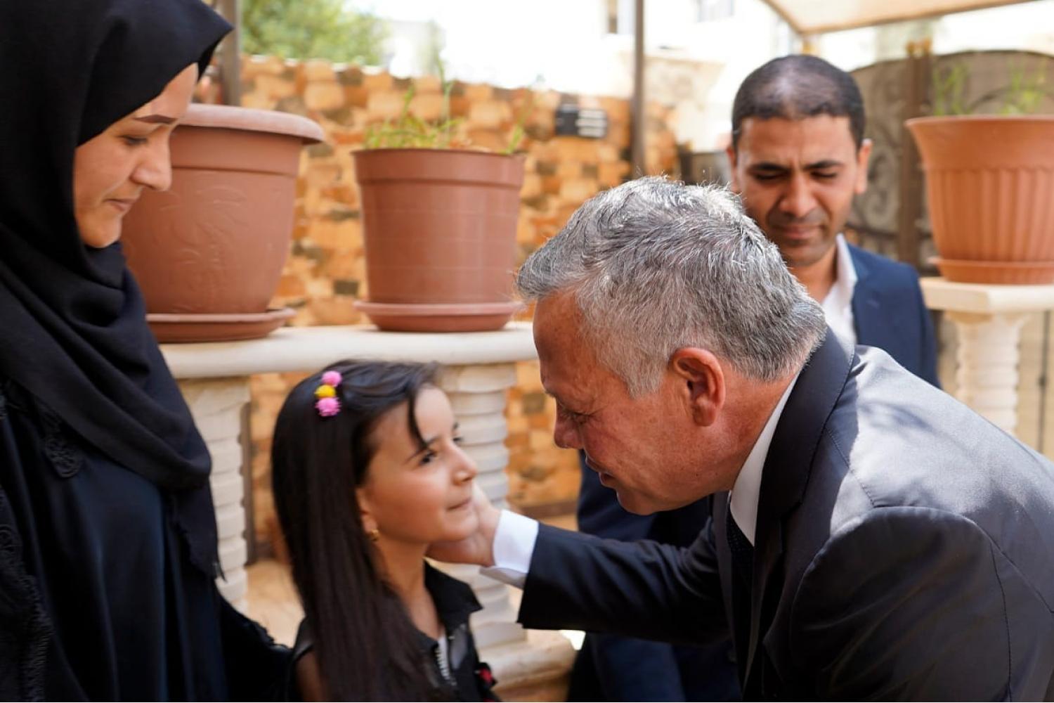 الملك والملكة يقدمان واجب العزاء لأسرة الطفل الكردي.. صور