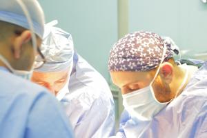 بالصور: فريق طبي أردني ينجح بإستئصال ورم سرطاني من كبد وافد ليبي,,,